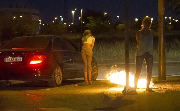 Mujeres ajenas a esta información, en una ciudad española.