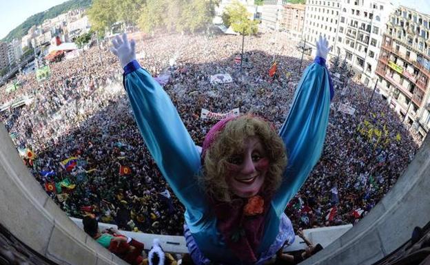 Marijaia ya ha salido al balcón del Arriaga para dar comienzo a 9 días de fiesta. /