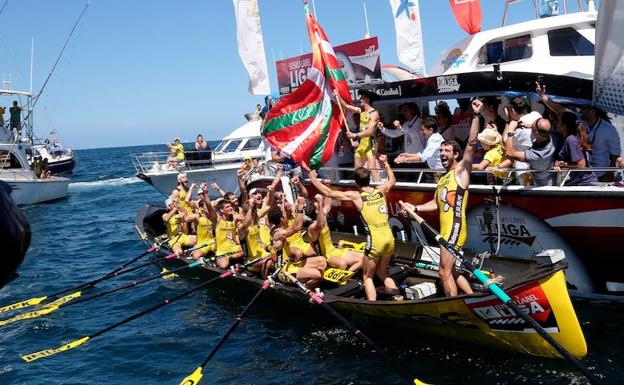 Orio celebra su victoria en la XL Bandera de Zarautz.