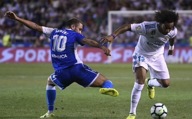 Marcelo controla un balón durante el partido.