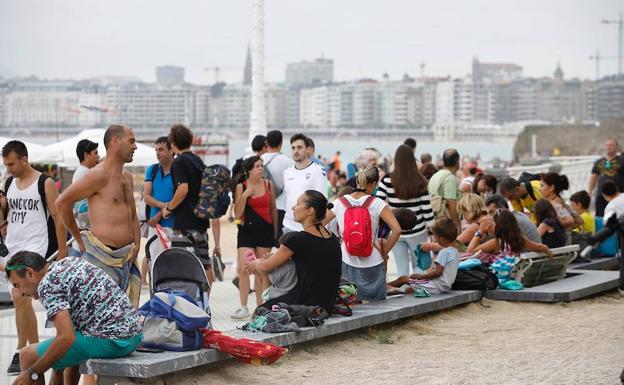 Bañistas y turistas, esta tarde en San Sebastián.