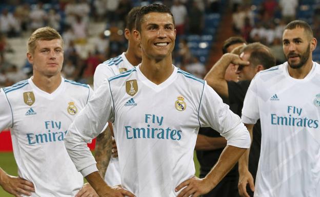 Cristiano Ronaldo sonríe delante de sus compañeros.