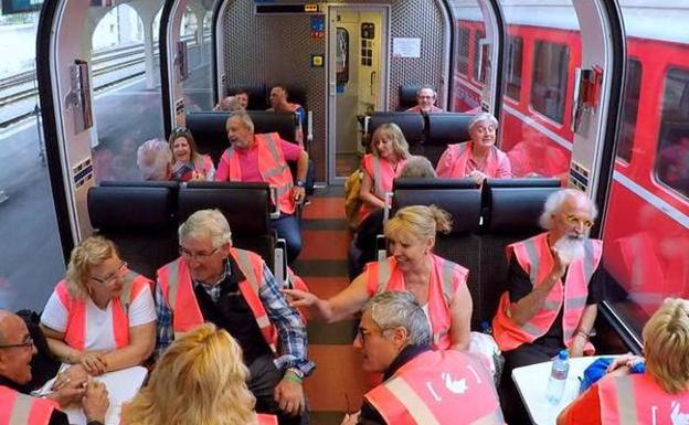 Los huéspedes, en el tren.