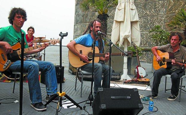 Reggae local. El grupo irunés Ras Miguel & Tafari Band, tocando en la Zurriola.