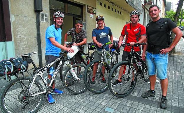 En bicicleta. Cinco ciclistas procedentes de Gandía llegan al albergue de peregrinos de la calle Lucas de Berroa, donde van a pernoctar.