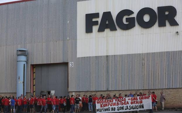 Concentración de los trabajadores de Fagor CNA en Garagartza.