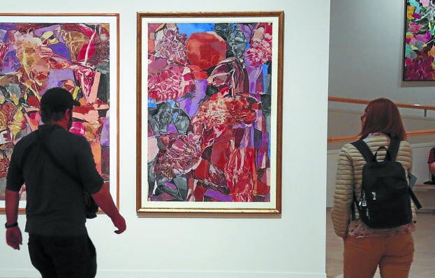 Dos jóvenes recorren una de las salas con lienzos del artista donostiarra.