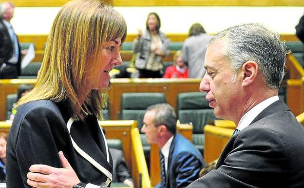 El lehendakari Urkullu saluda a la secretaria general del PSE, Idoia Mendia.