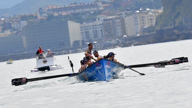 La Bou Bizkaia avanza el domingo durante el primer largo, en el que consolidó toda su ventaja sobre Hondarribia.