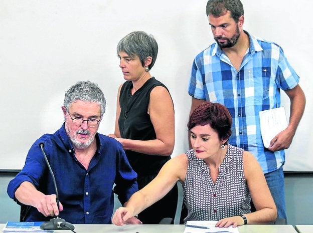 Soberanismo. 'Txiki' Muñoz y Garbiñe Aranburu, ayer en la comparecencia en Bilbao.