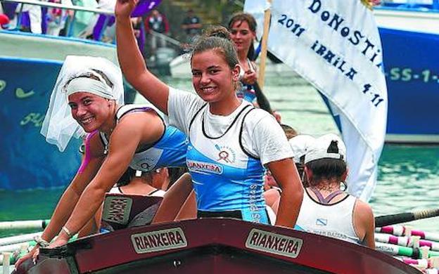Reencuentro. Vicky Piñeiro, con una diadema blanca junto a María Alonso y Eli Pescador, a la derecha, en sendas imágenes de La Concha de 2011.