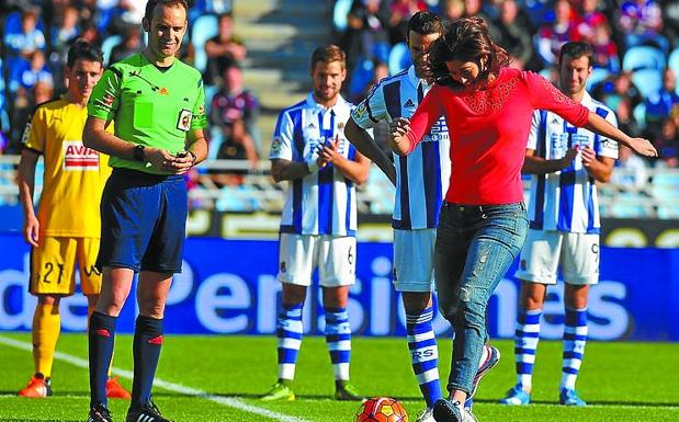 Garbiñe Muguruza se ha servido de sus largos viajes para profundizar en su conocimiento del euskera. En una de sus últimas visitas a Gipuzkoa, la Real Sociedad le brindó la posibilidad de realizar un saque de honor.