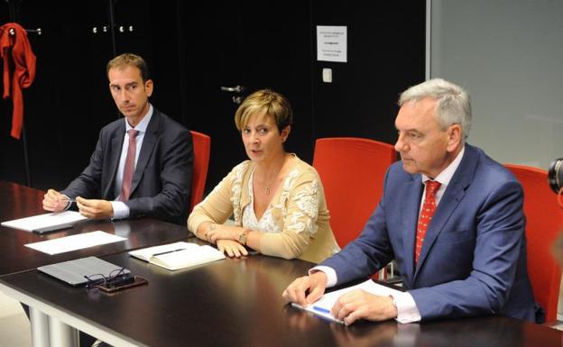 La consejera Tapia, en el centro, durante la reunión.