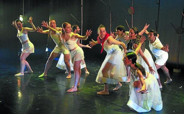 Maurizia. Once bailarines dirigidos por Muruamendiaraz para recorrer la biografía de esta mujer.