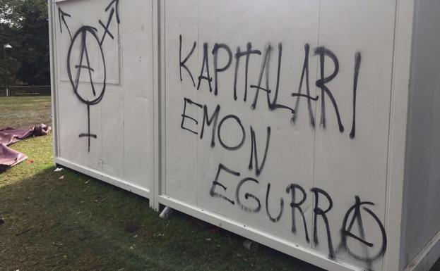 Pintadas de la caseta del PSE en Arrate.