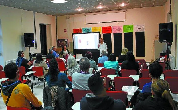 Reunión presencial celebrada en una edición anterior del proceso de presupuestos participativos.