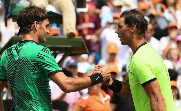 Roger Federer y Rafa Nadal se estrechan la mano en Miami.