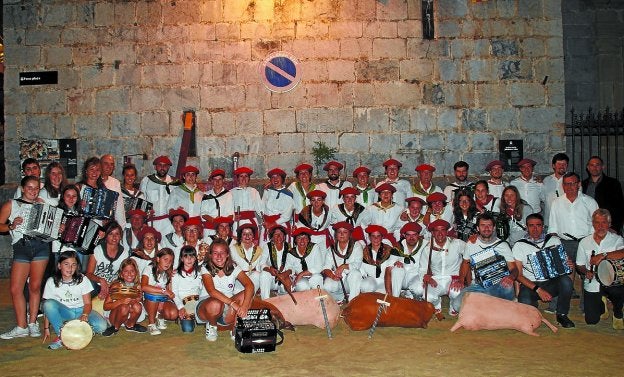 Talde anitza elkartu zen Zahagi-dantzaren bueltan. 