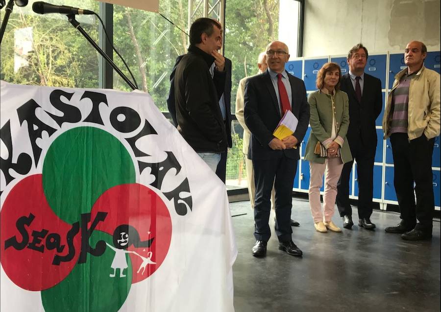 Uriarte eta Zupiriaz gain, Akitaniako presidentea, Baionako alkatea, Euskal Elkargoko presidentea eta Seaskako presidentea ere bertan izan dira