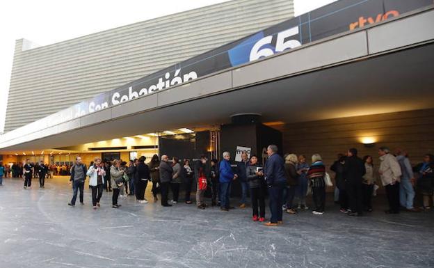 Colas ayer por la mañana para adquirir las primeras entradas del Zinemaldia.