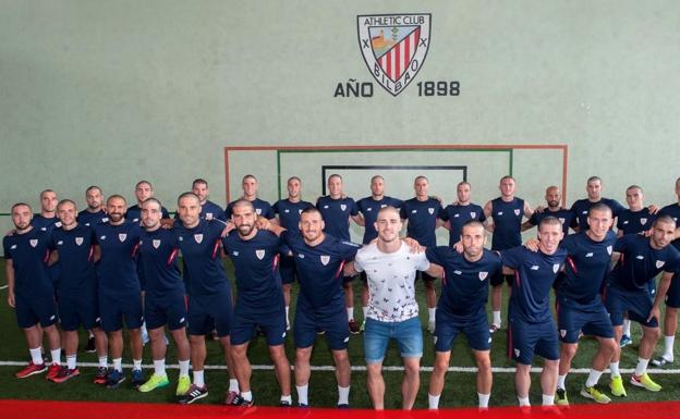 Yeray, con sus compañeros al inicio de la pretemporada./AthleticClub