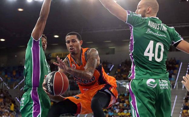 Erick Green salta entre James Augustine y Jeff Brooks./Efe
