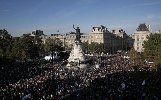 Miles de personas protestan en la Plaza de la República en París./Yoan Valat (Efe)