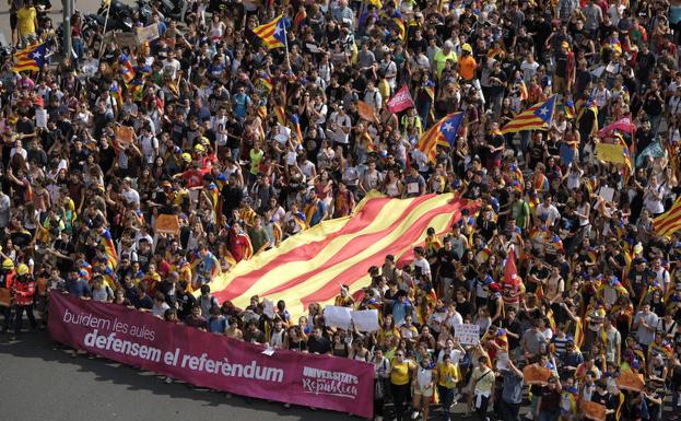Miles de estudiantes durante la manifestación./Martin Benet