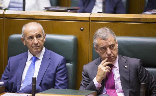 El lehendakari, Iñigo Urkullu, y el consejero de Administración Pública y Justicia, Josu Erkoreka, durante el debate. /EFE