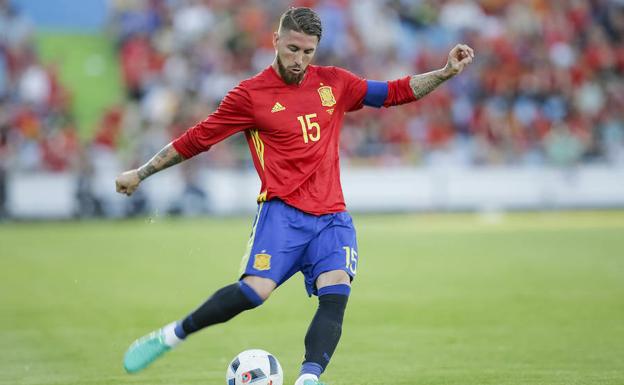 Sergio Ramos, con la camiseta de la selección. /Emilio Naranjo (Efe)