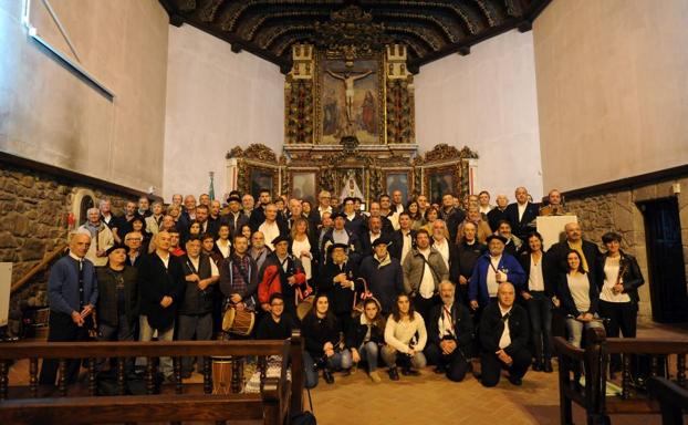 El Santuario de Arrate fue el lugar donde se fraguó la asociación hace 90 años y los txistularis volvieron a reunirse ayer en un lugar emblemático. /FÉLIX MORQUECHO