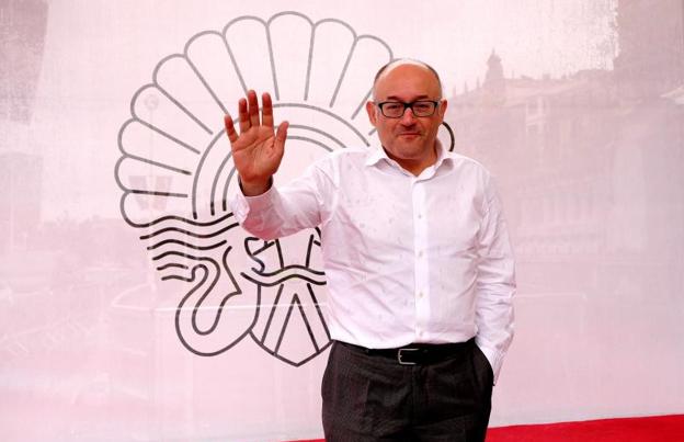 El director del Zinemaldia, José Luis Rebordinos, ayer en la entrada del Hotel María Cristina./JOSÉ MARI LÓPEZ