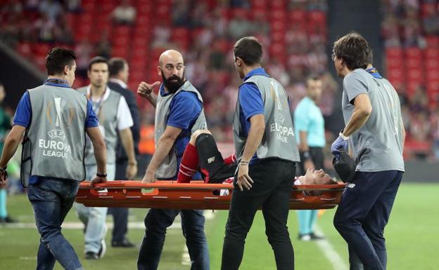 Muniain es retirado en camilla tras lesionarse en el partido ante el Zorya/