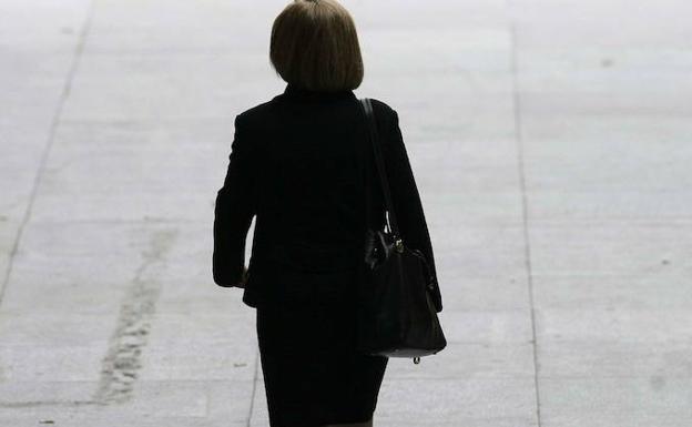 Una mujer camina por Madrid./Reuters