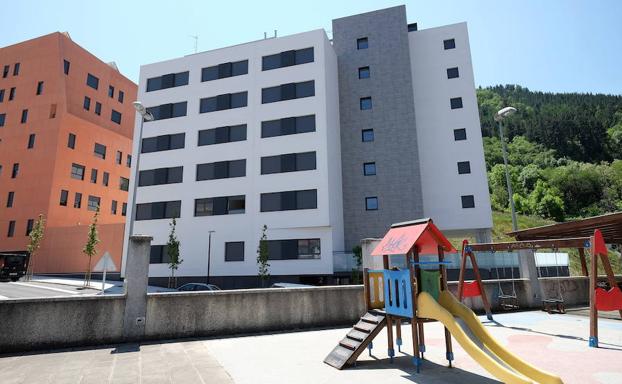 Eibarren dagoen eraikin txuri horretan propio gazteei zuzendutako babes ofizialeko etxebizitzak atondu dituzte, alokairuan./MORQUECHO