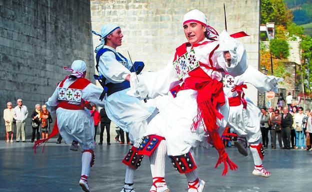 Baile. La marcha se cerrara con una interpretación final de la ezpatadantza en Kalegoen. 