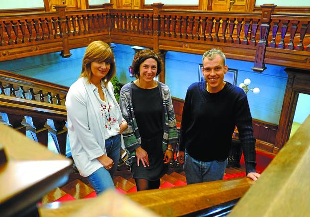 Sin miedo. Josune Gomez, Joana Regueiro y Sergio Corchón presentaron el programa. 