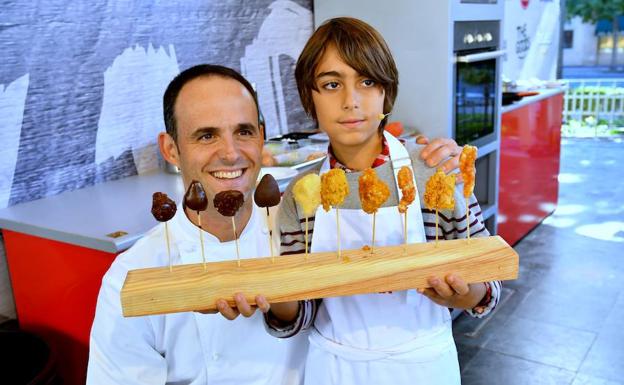 Rubén Trincado y Ander Torregaray muestran sus originales y sabrosas creaciones./JOSÉ MARI LÓPEZ
