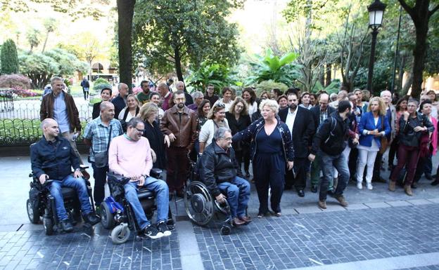La diputada foral Maite Peña, junto a representantes de 40 asociaciones de iniciativa social./Mikel Fraile