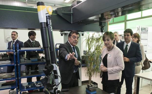 La consejera de Desarrollo Económico e Infraestructuras, Arantxa Tapia, ha visitado la planta de Unceta en Elgoibar./