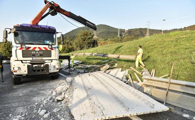 Una grúa realiza labores de limpieza en el punto exacto del accidente. /UNANUE
