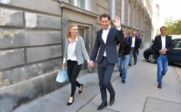 Sebastian Kurz con su novia, Susanne./Afp