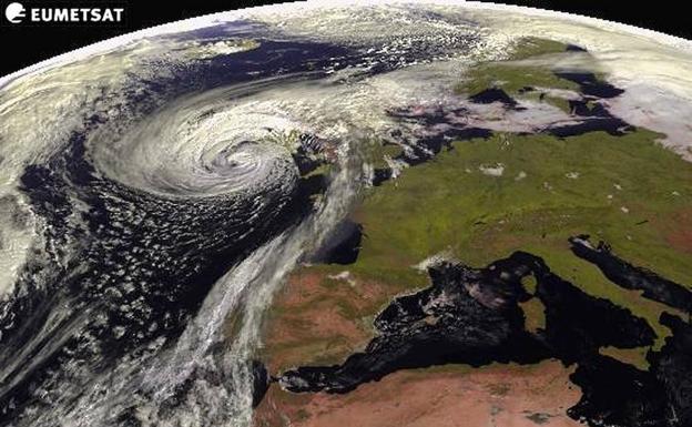 Imagen de satélite que muestra a Ophelia sobre Irlanda y su cola sobre el oeste de la Península Ibérica./EFE