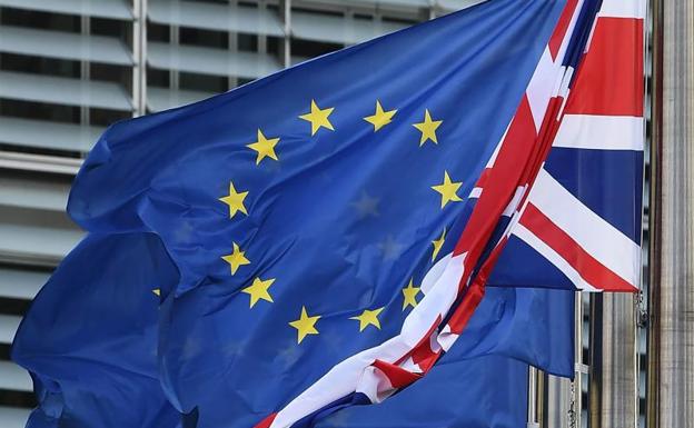 Banderas de la Unión Europea y del Reino Unido frente a la sede de la Comisión Europea./Emmanuel Dunand (Afp)