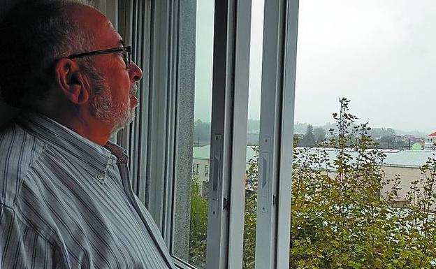 José Bahamonde mira al cielo desde su casa de Villagarcía de Arousa.