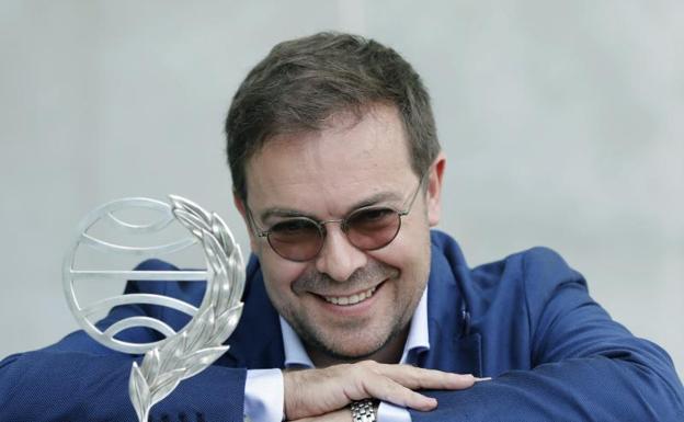 El escritor Javier Sierra posa con el Planeta./Andreu Dalmau (Efe)
