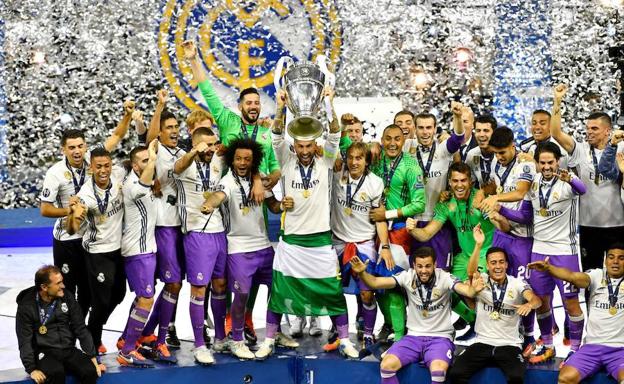 Los jugadores del Real Madrid alzan la 'orejona'. /Afp