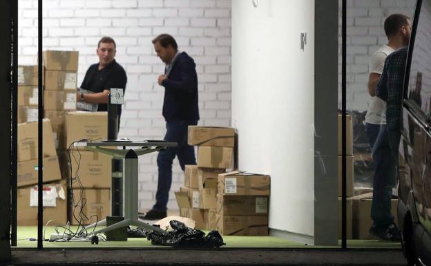 Agentes en el Centro de Telecomunicaciones el 1-O./Efe