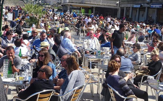 Terrazas abarrotadas en Zarautz. /DV