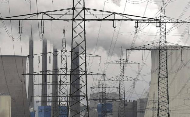 Tendido eléctrico. /Kai Pfaffenbach (Reuters)